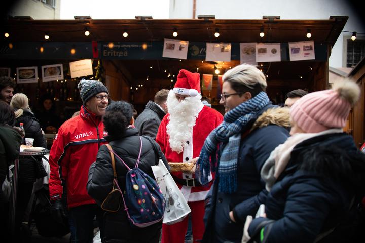 <p>Impressionen vom Weihnachtsforum «Venite» auf dem Luzerner Kapellplatz. (Bild: Marcel Vogler)</p>