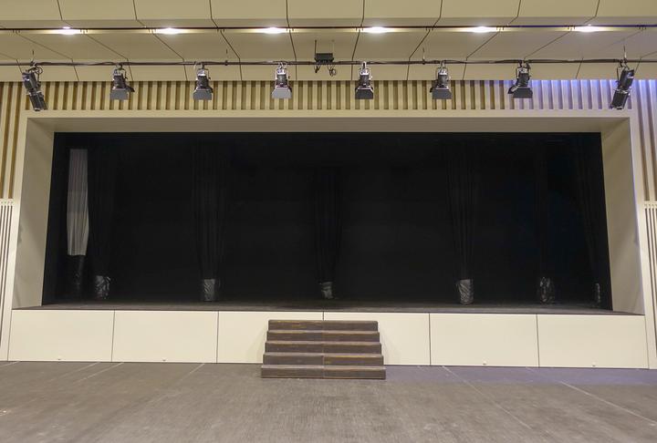 <p>Bühne des neuen Pilatussaal, der auch gemietet werden kann.</p>