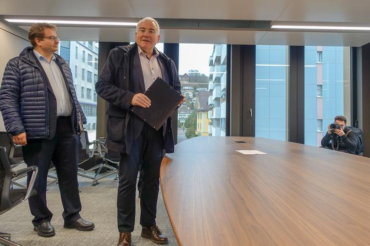 <p>Stadtschreiber Guido Solari (links) und Finanzvorsteher Franco Faé im Sitzungszimmer.</p>