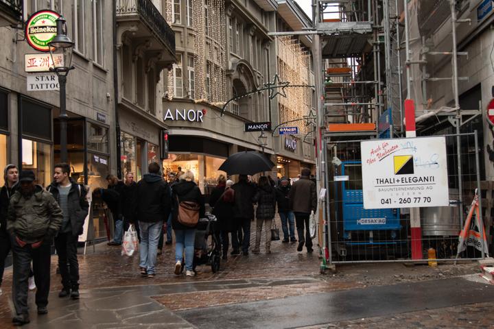 <p>Impressionen vom Weihnachtsshopping am Sonntag in der Stadt Luzern.</p>