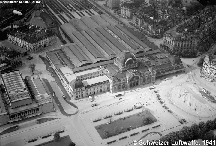 Der mondäne, zweite Luzerner Bahnhof auf einer Aufnahme von 1941. (Bild: Schweizer Luftwaffe