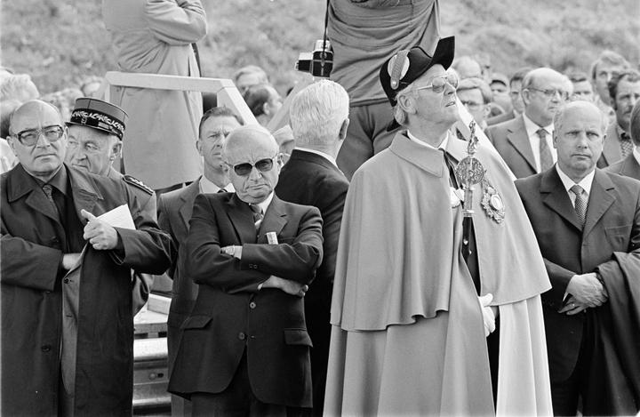 <p>Der Herr mit der dunklen Sonnenbrille scheint Aspirationen auf die coolste Pose 1980 gehabt zu haben. Bild: Emanuel Ammon/AURA</p><p> </p>