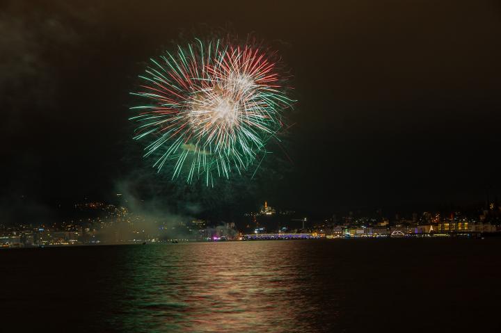 <p>Das Feuerwerk über dem Luzerner Seebecken (Bild: Jonathan Wartmann)</p>