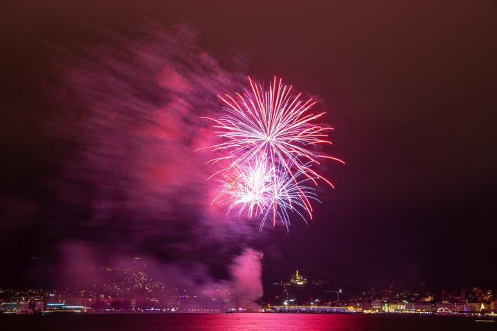 <p>Das Feuerwerk über dem Luzerner Seebecken (Bild: Jonathan Wartmann)</p>