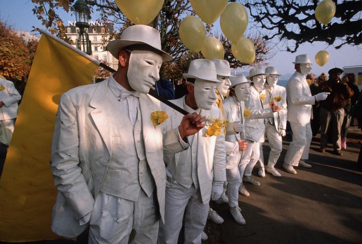 <p>Weiss gekleidete Demonstranten stehen am Quai. Bild: Emanuel Ammon/AURA</p>