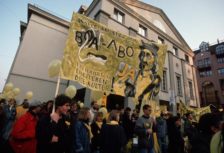<p>Demonstranten stehen vor dem Luzerner Theater Bild: Emanuel Ammon/AURA</p>