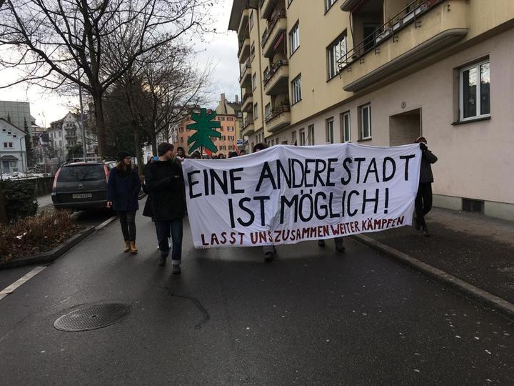 <p>Mit Transparenten marschierten die Demonstranten vom Eichwäldli Richtung Neustadt.</p>