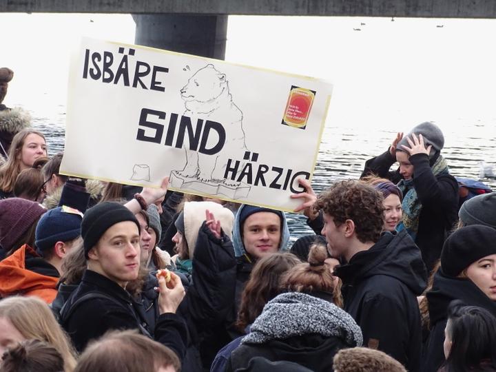 <p>Mehrere Personen tragen während der Demonstration Schilder mit Schriftzügen mit sich.</p><p> </p>