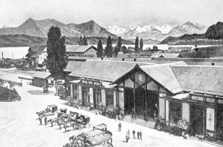Der erste Luzerner Bahnhof war noch aus Holz und von 1859 bis 1895 in Betrieb. (Bild: Wikimedia)