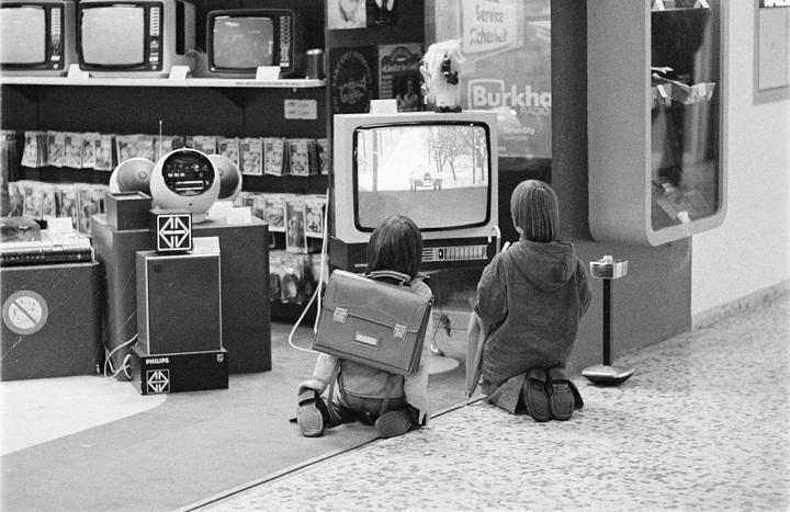 <p>Schulkinder ganz im Bann des Fernsehers. Bild: Emanuel Ammon/AURA</p>