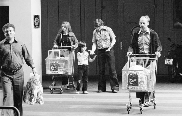 <p>Eine Familie vor dem Shopping Center Emmen 1977. Bild: Emanuel Ammon/AURA</p>
