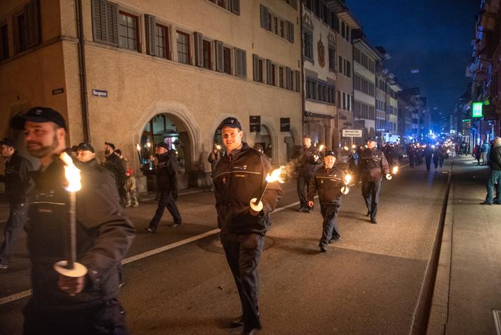 <p>Vor der GV zog die Freiwillige Feuerwehr der Stadt Zug (FFZ) mit ihren Fackeln durch die Innenstadt. Bild: Thomas Betschart</p>