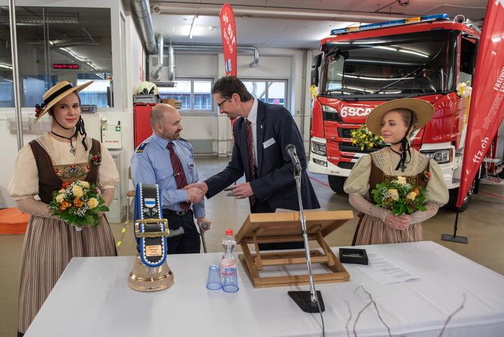 <p>Stadtrat Urs Raschle übergibt dem FFZ-Kommandant Daniel Jauch den Schlüssel für das neue Tanklöschfahrzeug. Bild:</p>