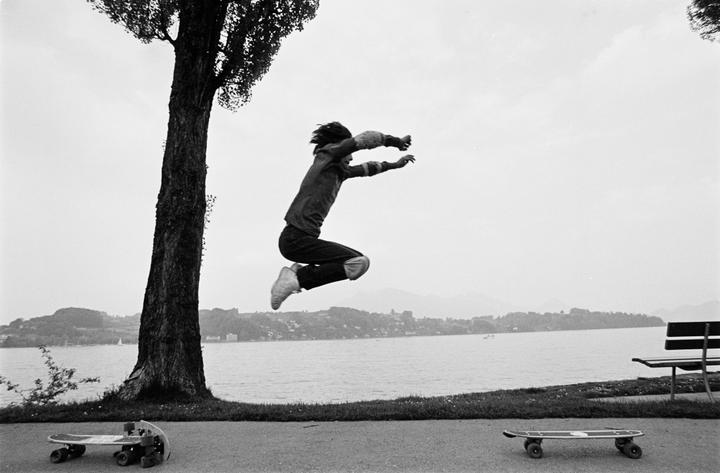 <p>Ein Knabe wagt einen Sprung vom einen Skateboard zum anderen. Bild: Emanuel Ammon/AURA</p><p> </p>