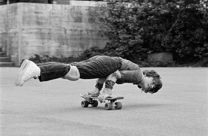 <p>Die Skateboards der 70er waren für Sprünge noch nicht wirklich geeignet. Bild: Emanuel Ammon/AURA</p>