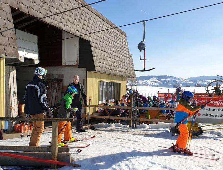 <p>Szene bei der Talstation des Skilifts Nollen auf 765 Meter über Meer.</p>