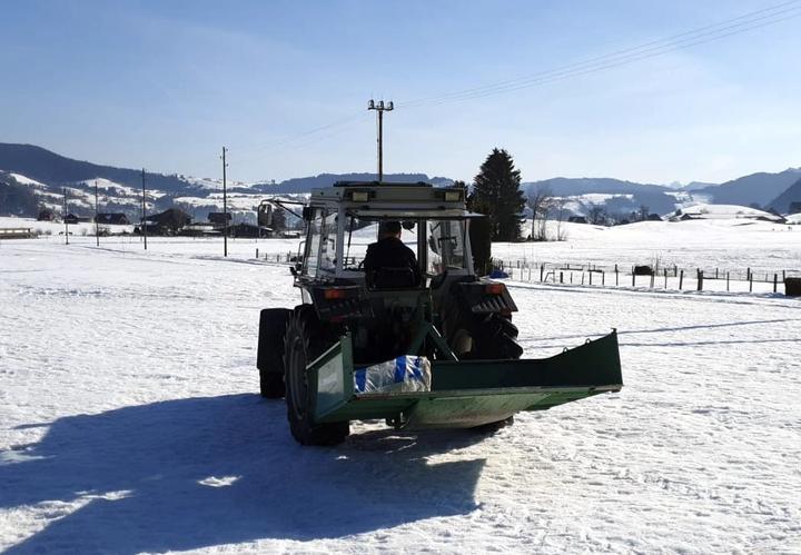 <p>Der Traktor, der im Dienste der Skilift Nollen AG das Tierfutter brachte.</p>