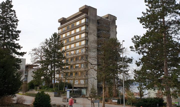 <p>Potthässlich, aber es bleibt wohl stehen: Personalhochhaus des früheren Kantonsspitals in Zug.</p>