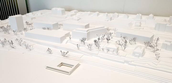 <p>Ein Architekturmodell des Areals mit den im Bebauungsplan vorgesehenen Gebäudevolumen. Im Vordergrund sieht man ein Modell der angedachten Badi.</p>