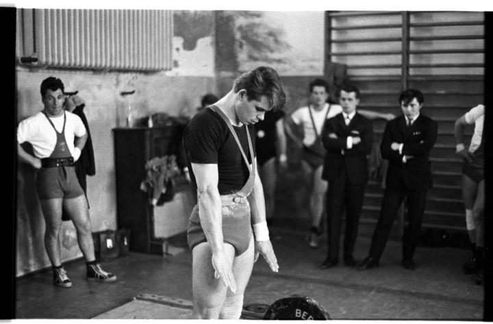 <p>Gewichtheben, Athletic-Sportverein Adler Zürich, ca. 1960 © Karlheinz Weinberger, Courtesy Galerie Esther Woerdehoff</p>