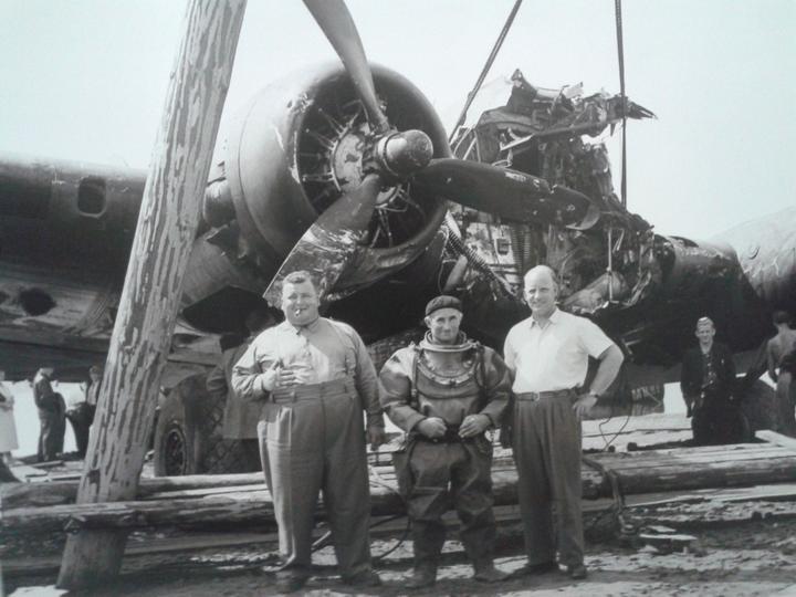<p>Martin Schaffner (links), genannt Bomber Schaffner, Taucher Gottlieb Scherrer (mitte) und Josef Schnellmann (rechts) vor dem Bomber. Bild: Eugen Grau</p>