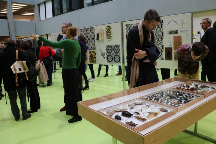 <p>Besucher an der Ausstellung «Rendez-Vous! – Insektensammlung trifft Textildesign».</p>