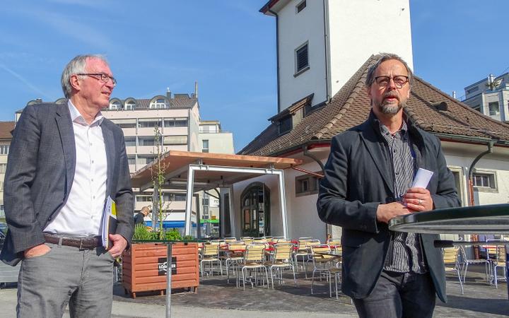 <p>Stiftungspräsident Urs Rudolf (links) und der Architekt Hardi Bissig vor dem fertigen Tramhüsli.</p>