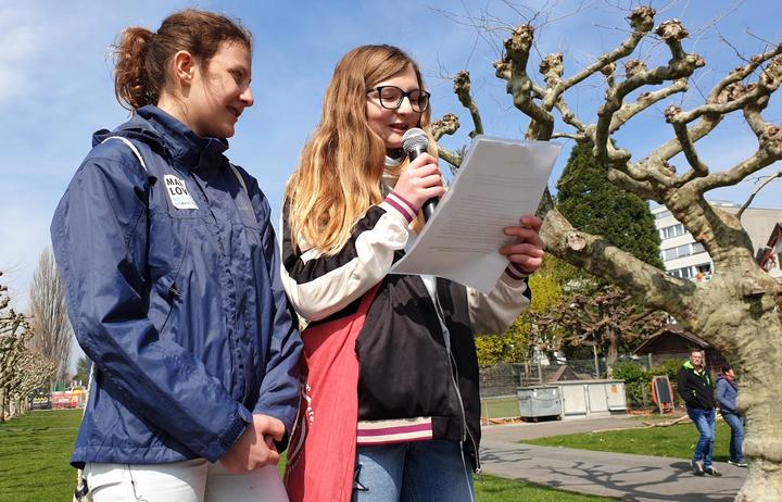 <p>Mutig: Lorina Küng und Lynn Huber (12) reden am Klimastreik.</p>