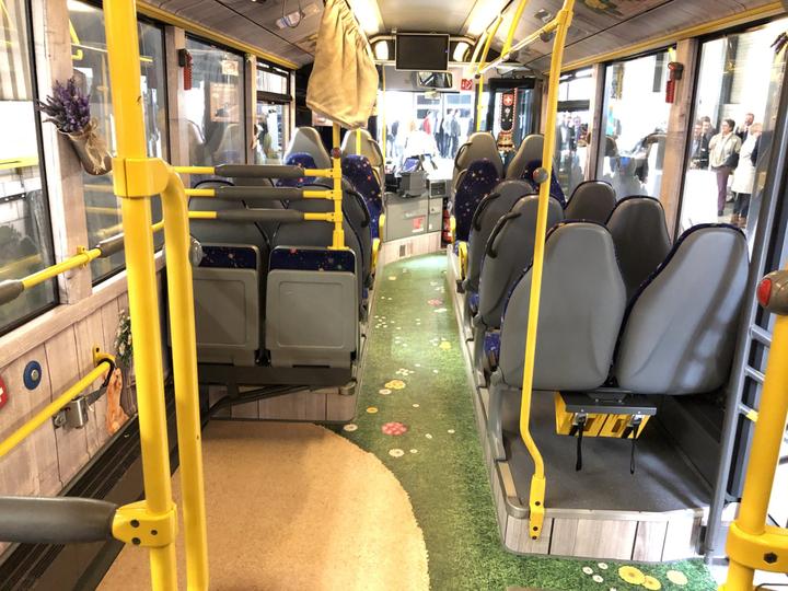<p>Der Boden des Busses ist einem Sägemehl Kreis nachempfunden.</p>
