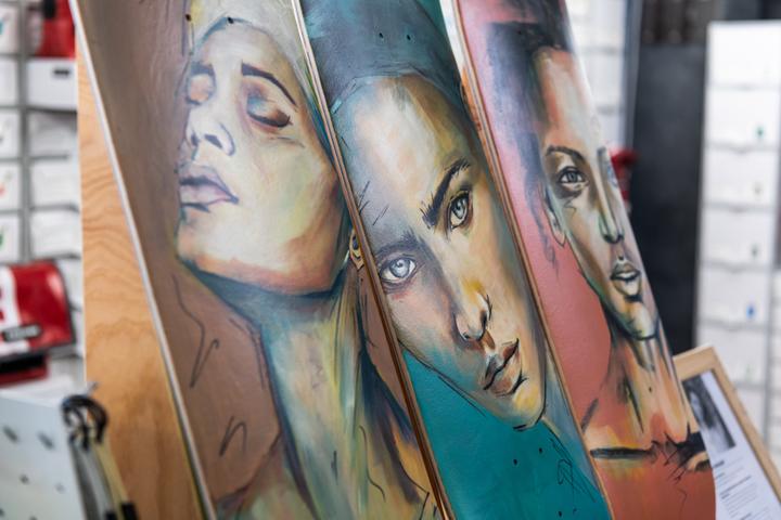 <p>Im Doodah wurden 65 Skateboard Decks von 20 Künstlern präsentiert. Bild: Christian Kaufmann</p>