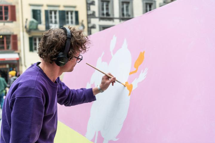 <p>Fumetto hat das Festival PictoBello eingeladen, die Stadt zu beleben. An verschiedenen Orten zeigen acht Künstler ihr Können auf Riesenpostern. Bild: Christian Kaufmann</p>