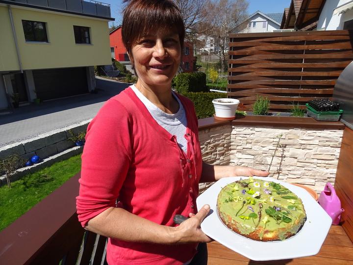 <p>Annamarie Rogenmoser mit ihrem selbstgebackenen Rhabarberkuchen. Verziert wurde er mit essbaren Wildkräutern.</p>
