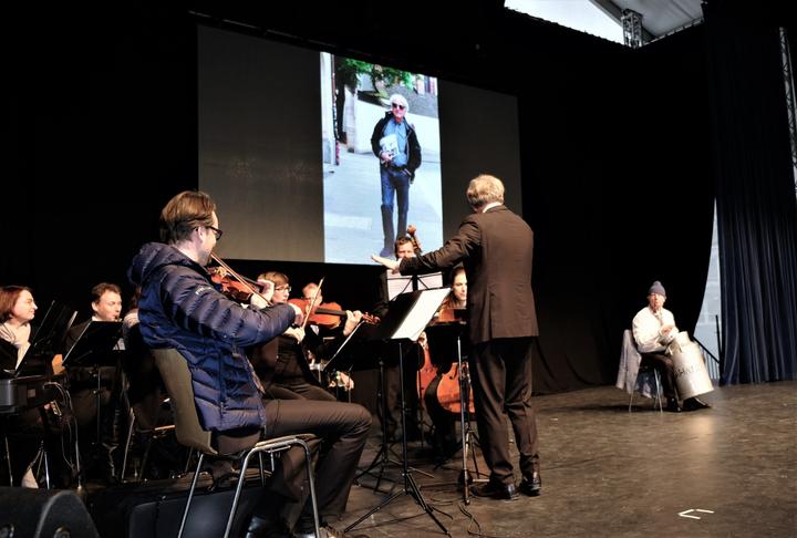 <p>Emil Steinberger spielt den Sketch «Buureregle», begleitet von einem Ensemble des 21st Century Orchestra unter der Leitung von Ludwig Wicki. Bild: zvg</p>