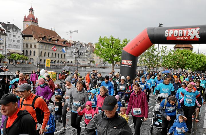 <p>Der Stadtlauf begann am Samstagnachmittag mit dem Familienlauf, wo auch die Kleinsten mitlaufen. (Bild: swiss-image.ch/Andy Mettler)</p>