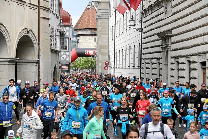 <p>Die Läufer drängen sich durch die Gassen der Altstadt. (Bild: swiss-image.ch/Andy Mettler)</p>