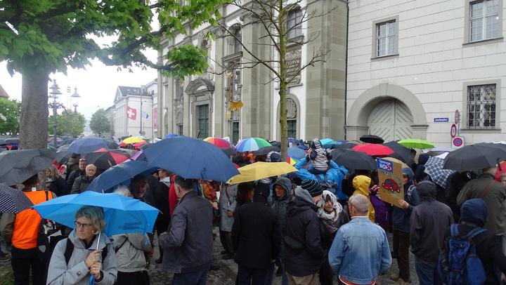 <p>Pünktlich zum Abmarsch der Demonstration setzte auch der Regen ein.</p><p> </p>