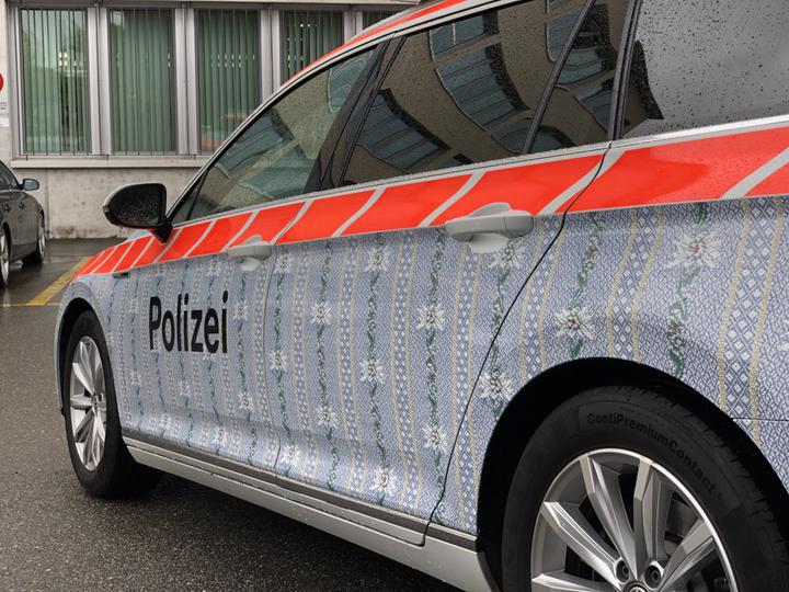 <p>Das Polizeiauto schmückt sich ganz im Edelweiss-Look.</p>