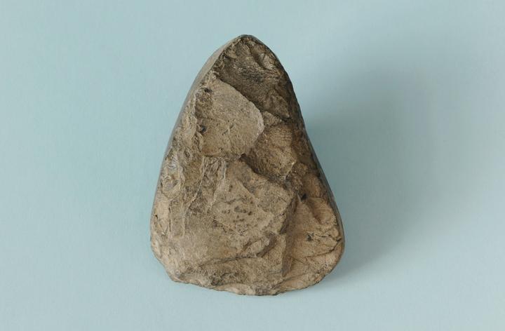 <p>Der Stein erinnert von der Form her an ein Beil oder einen Faustkeil, entspricht aber nicht den Steingeräten, wie sie in der späten Altsteinzeit üblich sind.</p>
