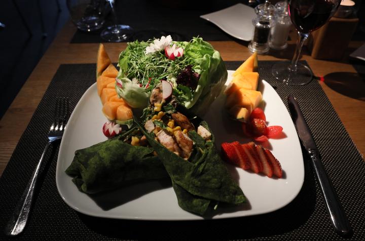 <p>Ein herrliches Sommergericht: Wraps, hier in der Variante mit Poulet, Salat und Früchten.</p>