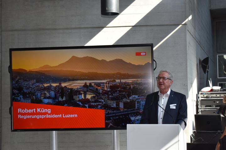 <p>Regierungsrat Robert Küng ist Stolz über die Aufwertung der Luzerner Bahnhofshalle.</p>
