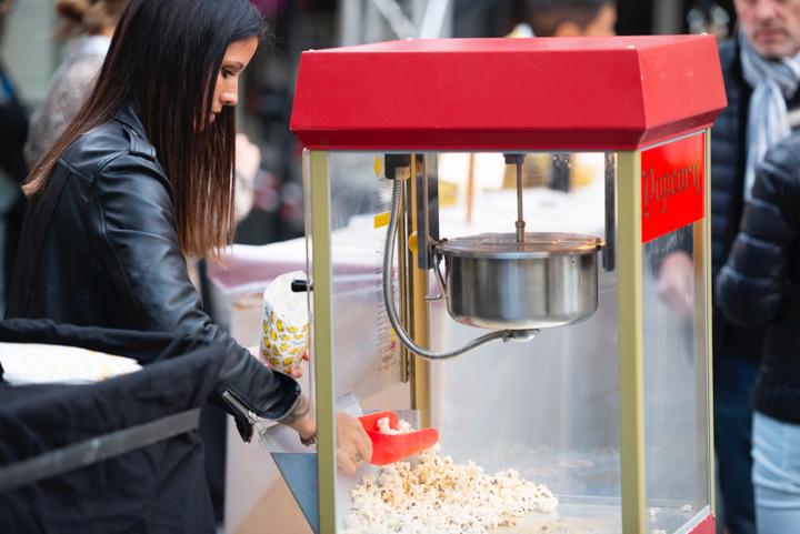 <p>City Vereingigung veranstaltete Open-Air Cinema auf dem Weinmark.</p>
