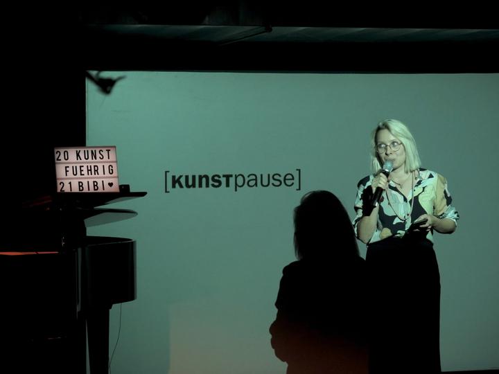 <p>Kunstpause-Präsidentin Laura Hürlimann an der Vernissage.</p>