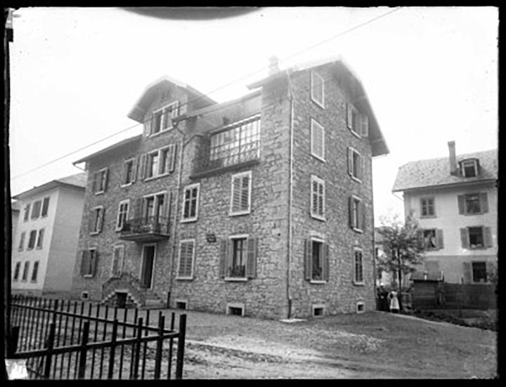 <p>Fotostudio von Emil Kreis im Haus „Schweizerheim“ im Neuquartiert in Kriens, um 1898.</p>