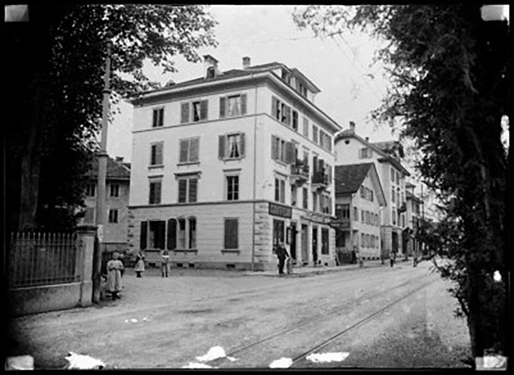 <p>Luzern-Kriens-Strasse mit Restaurant Bahnhof, Blick Richtung Dorfplatz, um 1905.</p>