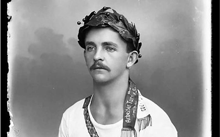 <p>Emil Kreis, Porträt eines Turners, Kriens um 1910.</p>