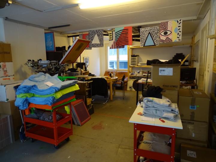 <p>Boxen neben Shirts, neben Siebdruckmaschine, neben Arbeitsplätzen. Noch reicht der Platz in der Werkstatt an der Kleinmattstrasse. </p>