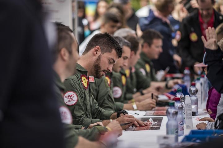 <p>Die Tiger-Piloten geben am Patrouille-Suisse-Stand Autogramme.</p>