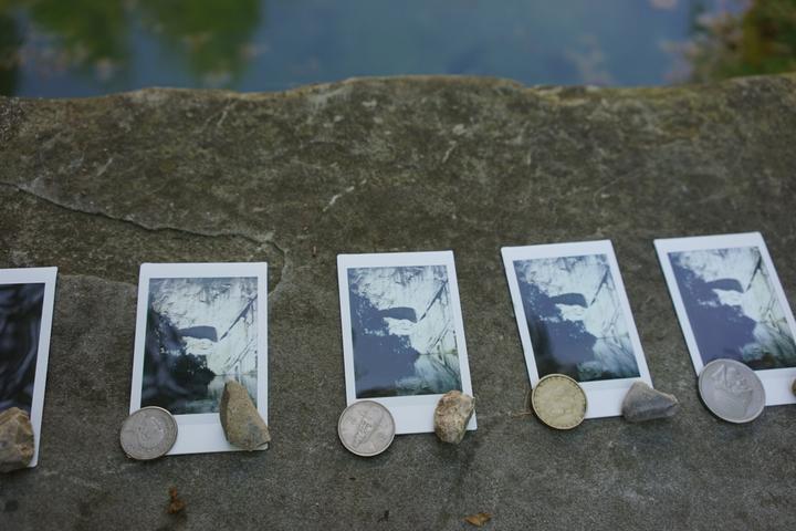 <p>Die Fotos wurden mit einem Stein und einer Münze aus dem Teich beschwert. (Bild: Annick Bosson)</p>