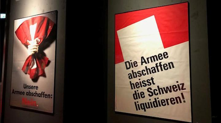 <p>Plakate mit Parolen für die Schweizer Armee.</p>