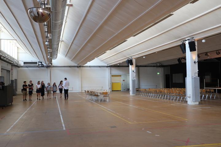 <p>Die Eventhalle ist ziemlich leer. Das wird auch so bleiben, soll der Raum doch vielfältig bespielbar sein.</p>